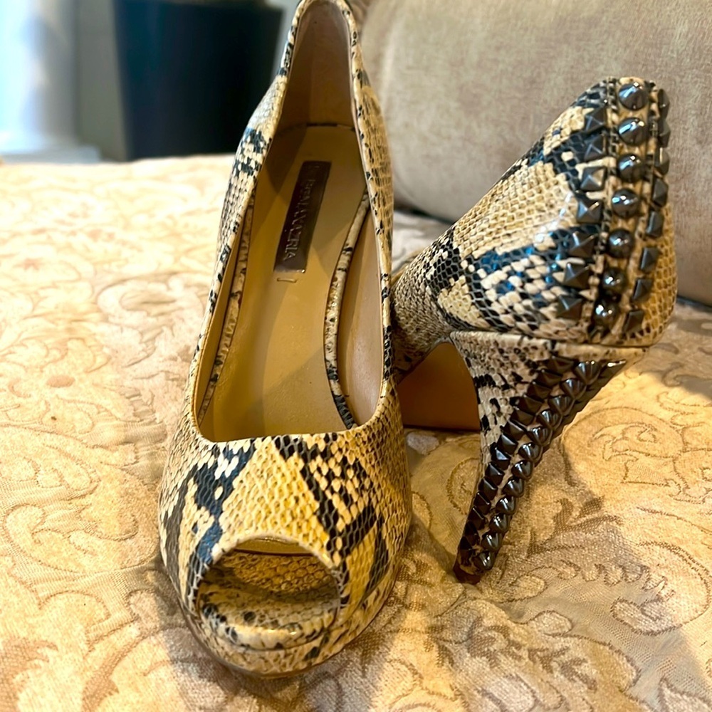BCBGMAXAZRIA Dree1 Snakeskin Spiked Peep Toe Heels 9